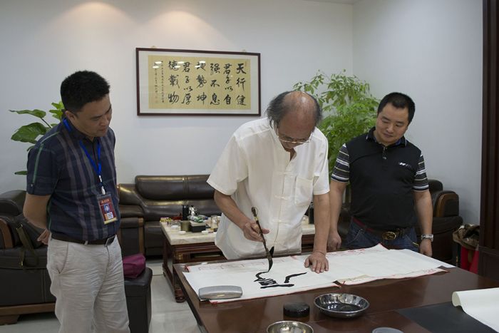 張劍岑先生為叼嘿软件下载大全陶題詞“厚道”、“今生今世 叼嘿软件下载大全陶”