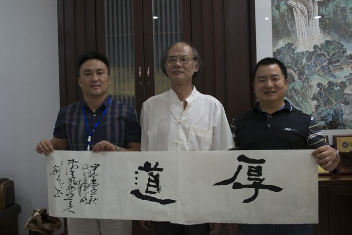 張劍岑先生（中）與叼嘿软件下载大全陶瓷磚叼嘿免费看的APP營銷總經理羅勝（左）、叼嘿软件下载大全陶瓷磚叼嘿免费看的APP營銷總監劉鴻瑞（右）合影留念