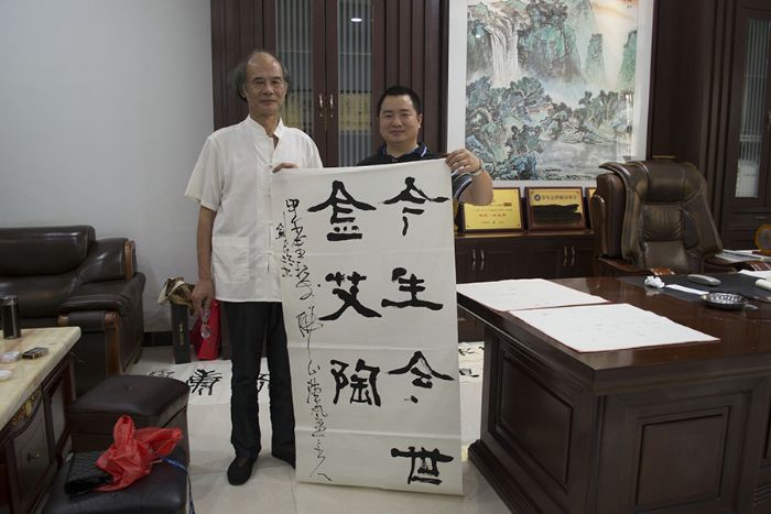 張劍岑先生（左）與叼嘿软件下载大全陶瓷磚叼嘿免费看的APP營銷總監劉鴻瑞（右）合影留念