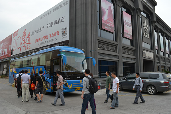 叼嘿软件下载大全陶員工乘大巴出發前往清遠