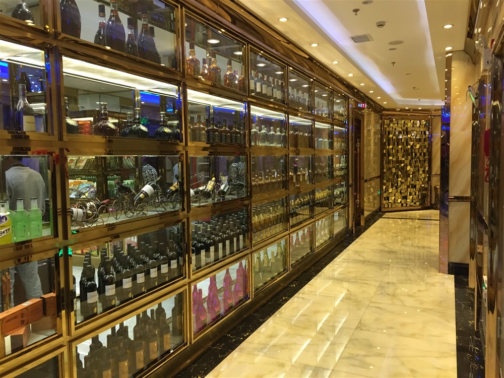 昆明喜臨門量販式KTV工程全部采用叼嘿软件下载大全陶瓷磚微晶石產品鋪貼