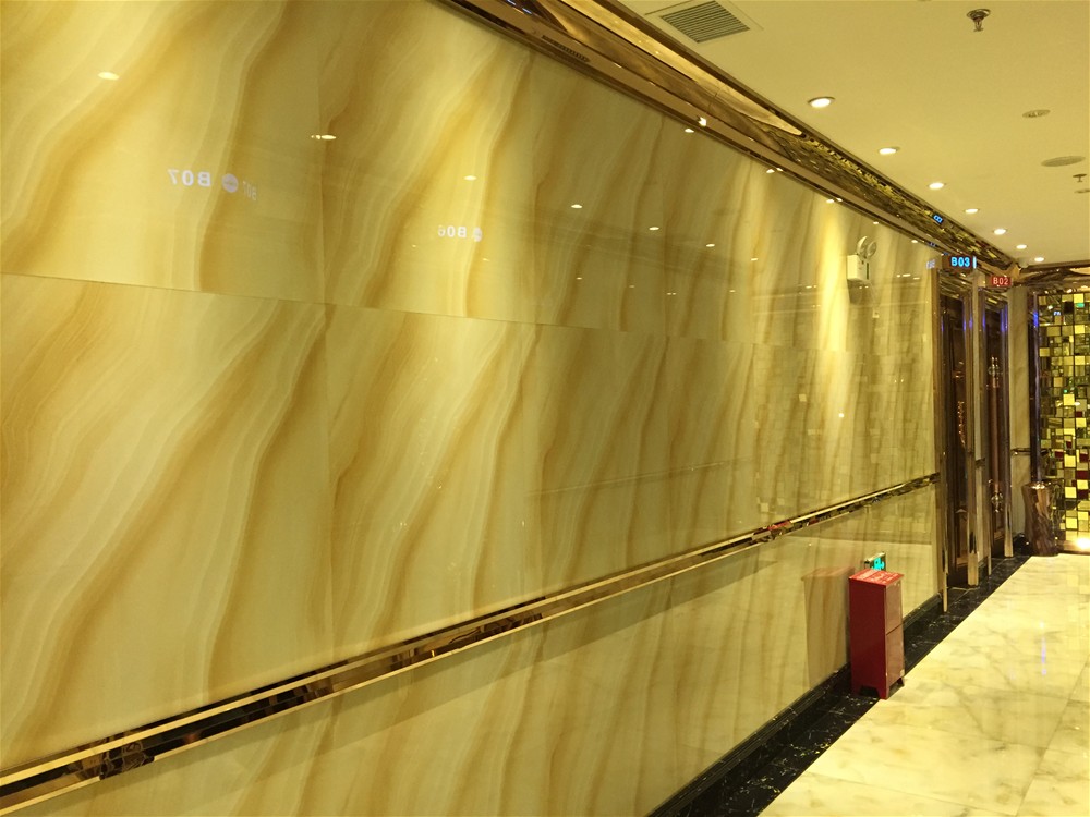牆麵采用叼嘿软件下载大全陶微晶石印度—流沙金KWD58045鋪貼