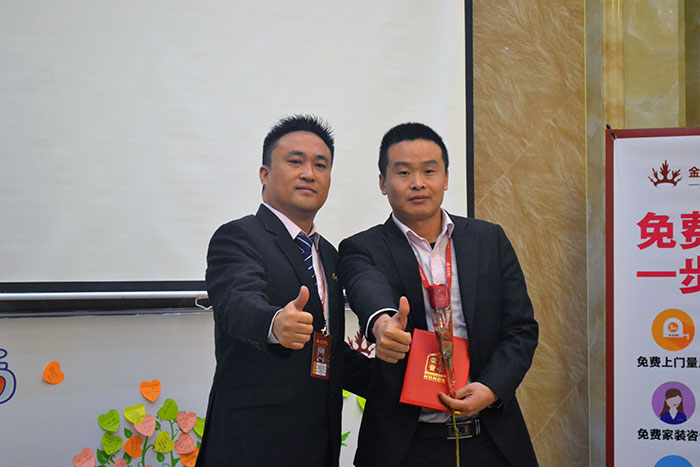 叼嘿软件下载大全陶瓷磚營銷總經理羅勝為開拓冠軍（高抗）頒獎