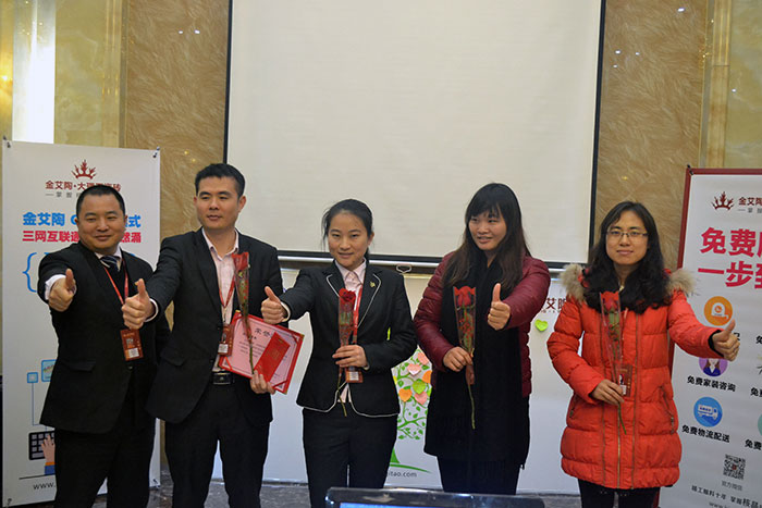 叼嘿软件下载大全陶瓷磚營銷總監劉鴻瑞為2015年團隊貢獻獎（網銷部）頒獎