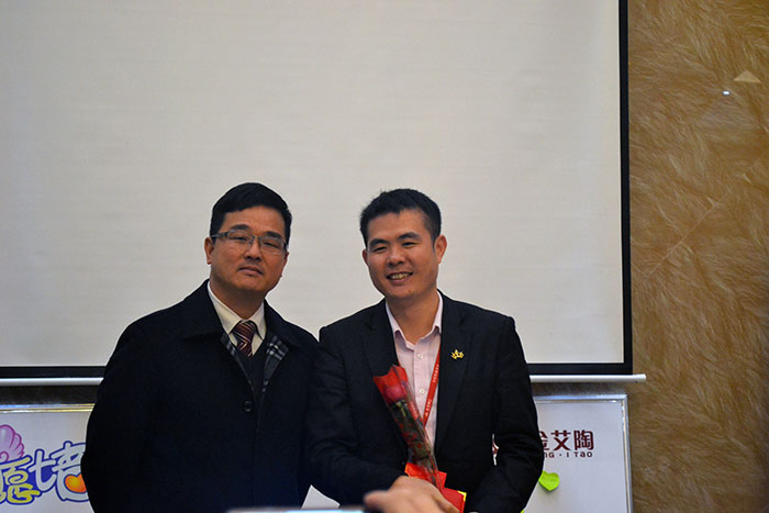 叼嘿软件下载大全陶瓷磚董事長劉鴻祥為2015年董事長特別獎（王宏城）頒獎