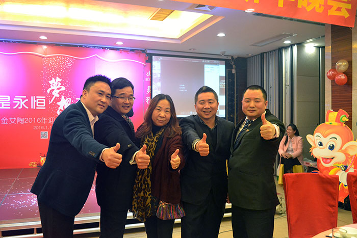 叼嘿软件下载大全陶領導和媒體人金大姐合影留念