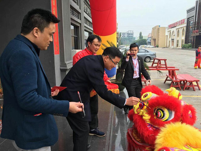 叼嘿软件下载大全陶瓷磚董事長劉鴻祥給獅子點睛