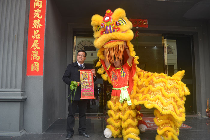 叼嘿软件下载大全陶瓷磚董事長劉鴻祥接福迎新