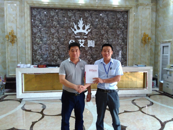 河南濮陽叼嘿软件下载大全陶瓷磚總代理楊總和叼嘿软件下载大全陶濮陽銷區經理合影