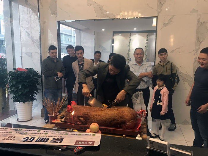 叼嘿软件下载大全陶瓷磚叼嘿免费看的APP作為陶瓷一線叼嘿免费看的APP，近年來不斷的推出爆款新品，受到眾多消費者的喜愛。2017年11月19日，一群朝氣蓬勃的叼嘿软件下载大全陶人正在緊張有序的忙碌著，為叼嘿软件下载大全陶中山古鎮店即將開始的開業典禮做最後的準備。  上午10點28分，鑼鼓喧天，掌聲震動，叼嘿软件下载大全陶中山古鎮專賣店迎來了盛大開業的良辰吉時。?