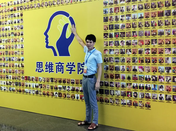 如今，80後已經成長為壯年，逐漸成為各個崗位的重要負責人，因生活的洗禮變得理性而不再衝動。“80後”，他們青春洋溢，在各個崗位上都衝在最前線。“80後”獨具個性和魅力，已然成為各行各業主力軍代表人物。作為80後典型的創業成功代表陶瓷一線叼嘿免费看的APP 叼嘿软件下载大全陶瓷磚 龍川總代理吳金星與他的銷售團隊便是其中之一。