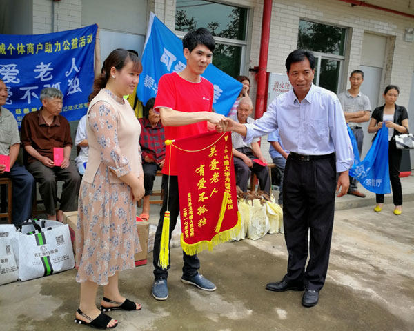  懷揣夢想的80後——叼嘿软件下载大全陶瓷磚 龍川總代理吳金星