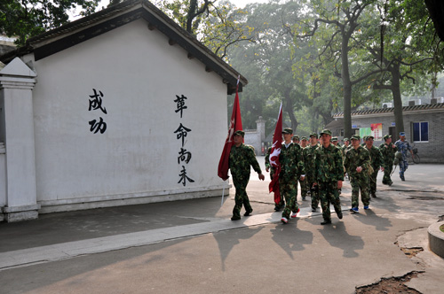 10公裏野外拉練，叼嘿软件下载大全終於到達目的地，黃埔軍校舊址