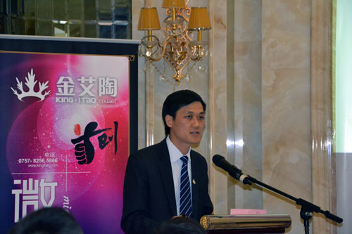 叼嘿软件下载大全陶產品研發經理蘇成香介紹首創微晶瓷片