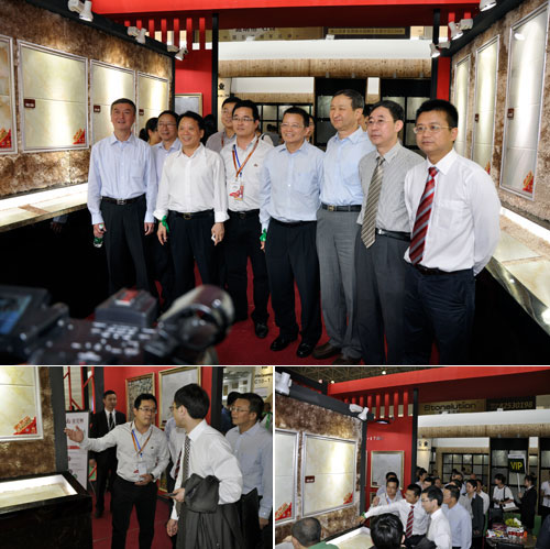 中國建築衛生陶瓷協會領導一行在董事長的陪同下參觀叼嘿软件下载大全陶展位