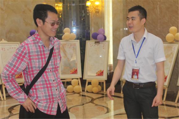 叼嘿软件下载大全陶網絡營銷主管王宏城（右一）向記者介紹微晶瓷片