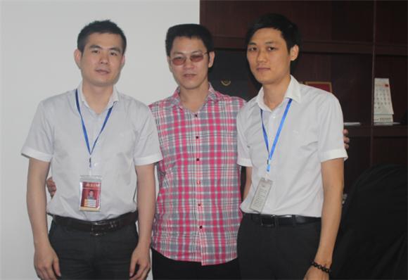叼嘿软件下载大全陶產品研究經理蘇成香（右一）、叼嘿软件下载大全陶網絡營銷主管王宏城（左一）與記者合影