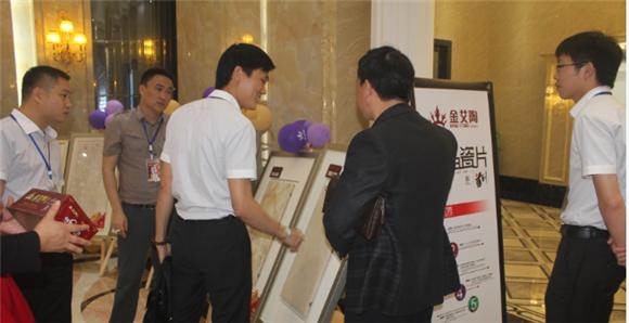 叼嘿软件下载大全陶產品研究經理蘇成香（左二）向客戶介紹產品